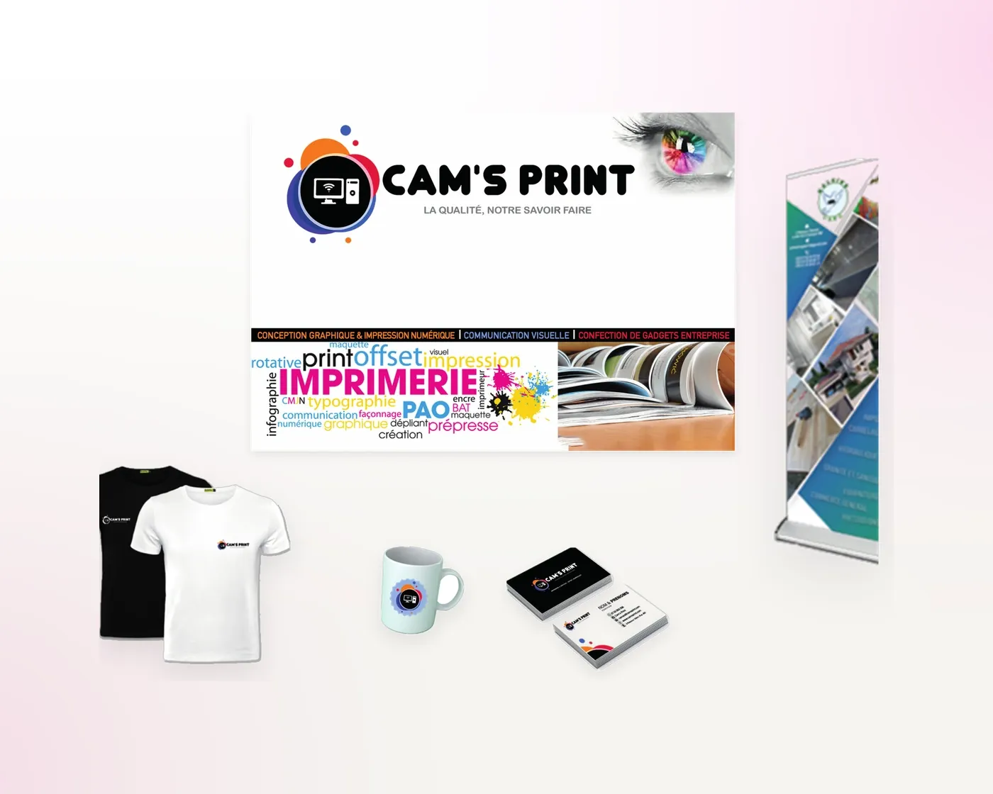 La couverture du catalogue Cam’s Print 2026, entourée d’un tee-shirt, d’un mug, de cartes de visite et d’un roll-up